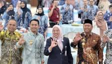 Staf Ahli Hubungan Antarlembaga Pusat dan Daerah KLH Hanifah Dwi Nirwana (tengah) usai penandatanganan Perjanjian Kerja Sama (PKS) antara Kota Banjarmasin, Kabupaten Banjar, dan Barito Kuala dalam pembangunan instalasi Pengolahan Sampah berbasis Teknologi Ramah Lingkungan menjadi Energi Listrik (PSEL) di Banjarbaru, Kalimantan Selatan, Kamis (9/4/2026). (Antara)