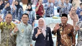 Staf Ahli Hubungan Antarlembaga Pusat dan Daerah KLH Hanifah Dwi Nirwana (tengah) usai penandatanganan Perjanjian Kerja Sama (PKS) antara Kota Banjarmasin, Kabupaten Banjar, dan Barito Kuala dalam pembangunan instalasi Pengolahan Sampah berbasis Teknologi Ramah Lingkungan menjadi Energi Listrik (PSEL) di Banjarbaru, Kalimantan Selatan, Kamis (9/4/2026). (Antara)