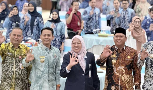 Staf Ahli Hubungan Antarlembaga Pusat dan Daerah KLH Hanifah Dwi Nirwana (tengah) usai penandatanganan Perjanjian Kerja Sama (PKS) antara Kota Banjarmasin, Kabupaten Banjar, dan Barito Kuala dalam pembangunan instalasi Pengolahan Sampah berbasis Teknologi Ramah Lingkungan menjadi Energi Listrik (PSEL) di Banjarbaru, Kalimantan Selatan, Kamis (9/4/2026). (Antara)