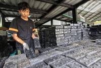 Petugas PDU Palangka Raya memeriksa paving block berbahan dasar plastik. (Foto: Istimewa)
