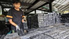 Petugas PDU Palangka Raya memeriksa paving block berbahan dasar plastik. (Foto: Istimewa)