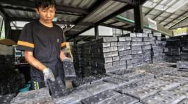 Petugas PDU Palangka Raya memeriksa paving block berbahan dasar plastik. (Foto: Istimewa)