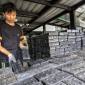 Petugas PDU Palangka Raya memeriksa paving block berbahan dasar plastik. (Foto: Istimewa)