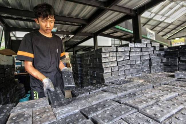 Petugas PDU Palangka Raya memeriksa paving block berbahan dasar plastik. (Foto: Istimewa)