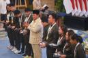 Presiden Prabowo Subianto (kelima kiri) didampingi Menpora Erick Thohir (kelima kanan) berfoto bersama perwakilan atlet saat penyerahan bonus kepada atlet peraih medali pada SEA Games Thailand di Istana Negara, Jakarta, Kamis (8/1/2025). Pemerintah menyerahkan bonus senilai Rp465,25 miliar kepada seluruh atlet dan ofisial Indonesia peraih medali pada ajang SEA Games Thailand 2025. (Foto: Dok Antara/Hafidz Mubarak)