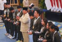 Presiden Prabowo Subianto (kelima kiri) didampingi Menpora Erick Thohir (kelima kanan) berfoto bersama perwakilan atlet saat penyerahan bonus kepada atlet peraih medali pada SEA Games Thailand di Istana Negara, Jakarta, Kamis (8/1/2025). Pemerintah menyerahkan bonus senilai Rp465,25 miliar kepada seluruh atlet dan ofisial Indonesia peraih medali pada ajang SEA Games Thailand 2025. (Foto: Dok Antara/Hafidz Mubarak)