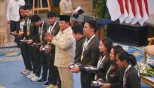 Presiden Prabowo Subianto (kelima kiri) didampingi Menpora Erick Thohir (kelima kanan) berfoto bersama perwakilan atlet saat penyerahan bonus kepada atlet peraih medali pada SEA Games Thailand di Istana Negara, Jakarta, Kamis (8/1/2025). Pemerintah menyerahkan bonus senilai Rp465,25 miliar kepada seluruh atlet dan ofisial Indonesia peraih medali pada ajang SEA Games Thailand 2025. (Foto: Dok Antara/Hafidz Mubarak)
