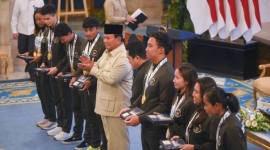 Presiden Prabowo Subianto (kelima kiri) didampingi Menpora Erick Thohir (kelima kanan) berfoto bersama perwakilan atlet saat penyerahan bonus kepada atlet peraih medali pada SEA Games Thailand di Istana Negara, Jakarta, Kamis (8/1/2025). Pemerintah menyerahkan bonus senilai Rp465,25 miliar kepada seluruh atlet dan ofisial Indonesia peraih medali pada ajang SEA Games Thailand 2025. (Foto: Dok Antara/Hafidz Mubarak)