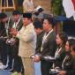 Presiden Prabowo Subianto (kelima kiri) didampingi Menpora Erick Thohir (kelima kanan) berfoto bersama perwakilan atlet saat penyerahan bonus kepada atlet peraih medali pada SEA Games Thailand di Istana Negara, Jakarta, Kamis (8/1/2025). Pemerintah menyerahkan bonus senilai Rp465,25 miliar kepada seluruh atlet dan ofisial Indonesia peraih medali pada ajang SEA Games Thailand 2025. (Foto: Dok Antara/Hafidz Mubarak)