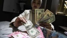 Foto Ilustrasi - Petugas menunjukkan pecahan mata uang dolar Amerika Serikat dan mata uang Rupiah di Kantor Cabang BNI Pasar Baru, Jakarta, Selasa (10/3/2026). (Antara/M Adimaja)