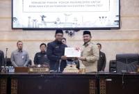 DPRD Provinsi Kalimantan Selatan (Kalsel) resmi menyampaikan Pokok-Pokok Pikiran (Pokir) sebagai bahan penyusunan Rencana Kerja Pemerintah Daerah (RKPD) Tahun 2027 dalam rapat paripurna, Rabu (1/4/2026). (SuarIndonesia/Ist)