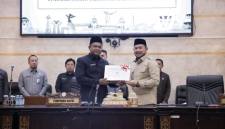 DPRD Provinsi Kalimantan Selatan (Kalsel) resmi menyampaikan Pokok-Pokok Pikiran (Pokir) sebagai bahan penyusunan Rencana Kerja Pemerintah Daerah (RKPD) Tahun 2027 dalam rapat paripurna, Rabu (1/4/2026). (SuarIndonesia/Ist)
