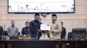 DPRD Provinsi Kalimantan Selatan (Kalsel) resmi menyampaikan Pokok-Pokok Pikiran (Pokir) sebagai bahan penyusunan Rencana Kerja Pemerintah Daerah (RKPD) Tahun 2027 dalam rapat paripurna, Rabu (1/4/2026). (SuarIndonesia/Ist)