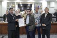 Ketua DPRD Kalsel, H Supian HK  serahkan aspirasi dari gabungan Mahasiswa,  ke DPR RI, diterima Irjen. Pol. (Purn) Mahfud Arifin didampingiu Irjen. Pol. (Purn) Rikwanto dan H Endang Agustina S. Sos. MH, Kamis (2/4/2026)