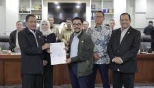 Ketua DPRD Kalsel, H Supian HK  serahkan aspirasi dari gabungan Mahasiswa,  ke DPR RI, diterima Irjen. Pol. (Purn) Mahfud Arifin didampingiu Irjen. Pol. (Purn) Rikwanto dan H Endang Agustina S. Sos. MH, Kamis (2/4/2026)