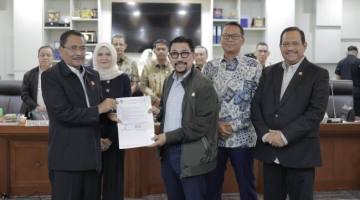 Ketua DPRD Kalsel, H Supian HK  serahkan aspirasi dari gabungan Mahasiswa,  ke DPR RI, diterima Irjen. Pol. (Purn) Mahfud Arifin didampingiu Irjen. Pol. (Purn) Rikwanto dan H Endang Agustina S. Sos. MH, Kamis (2/4/2026)