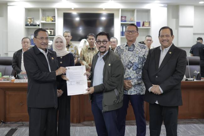 Ketua DPRD Kalsel, H Supian HK  serahkan aspirasi dari gabungan Mahasiswa,  ke DPR RI, diterima Irjen. Pol. (Purn) Mahfud Arifin didampingiu Irjen. Pol. (Purn) Rikwanto dan H Endang Agustina S. Sos. MH, Kamis (2/4/2026)