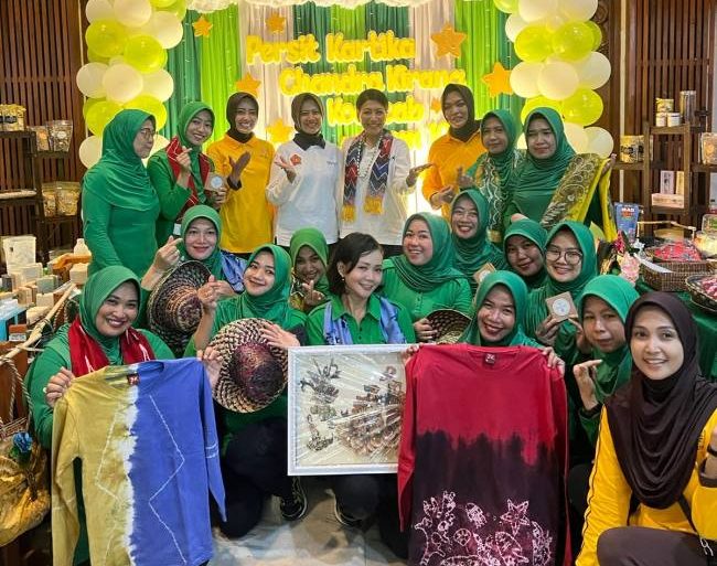 Pelestarian budaya, khususnya Banjar terus tumbuh melalui melalui UMKM dari tangan-tangan Anggota Persit Kartika Chandra Kirana (KCK) Cabang XXVII Dim 1004/Kotabaru, Korem 101/Antasari, PD XII/Tambun Bungai. (SuarIndonesia/Ist)