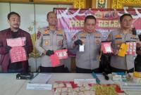 Plh Kapolresta Banjarmasin Kombes Pol Timbur RK Siregar didampingi Wakapolresta AKBP Arwin Amrih Wientama, Kasat Resnarkoba Kompol Syuaib Abdullah dan Kasat Polairud Kompol Dading Kalbu Adie, perlihatkan barang buklti narkotika, Selasa (7/4/2026). (SuarIndonesia/YI)