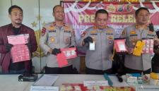 Plh Kapolresta Banjarmasin Kombes Pol Timbur RK Siregar didampingi Wakapolresta AKBP Arwin Amrih Wientama, Kasat Resnarkoba Kompol Syuaib Abdullah dan Kasat Polairud Kompol Dading Kalbu Adie, perlihatkan barang buklti narkotika, Selasa (7/4/2026). (SuarIndonesia/YI)