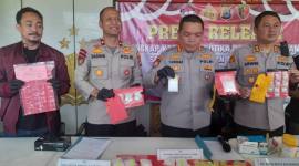 Plh Kapolresta Banjarmasin Kombes Pol Timbur RK Siregar didampingi Wakapolresta AKBP Arwin Amrih Wientama, Kasat Resnarkoba Kompol Syuaib Abdullah dan Kasat Polairud Kompol Dading Kalbu Adie, perlihatkan barang buklti narkotika, Selasa (7/4/2026). (SuarIndonesia/YI)