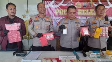 Plh Kapolresta Banjarmasin Kombes Pol Timbur RK Siregar didampingi Wakapolresta AKBP Arwin Amrih Wientama, Kasat Resnarkoba Kompol Syuaib Abdullah dan Kasat Polairud Kompol Dading Kalbu Adie, perlihatkan barang buklti narkotika, Selasa (7/4/2026). (SuarIndonesia/YI)