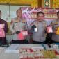 Plh Kapolresta Banjarmasin Kombes Pol Timbur RK Siregar didampingi Wakapolresta AKBP Arwin Amrih Wientama, Kasat Resnarkoba Kompol Syuaib Abdullah dan Kasat Polairud Kompol Dading Kalbu Adie, perlihatkan barang buklti narkotika, Selasa (7/4/2026). (SuarIndonesia/YI)