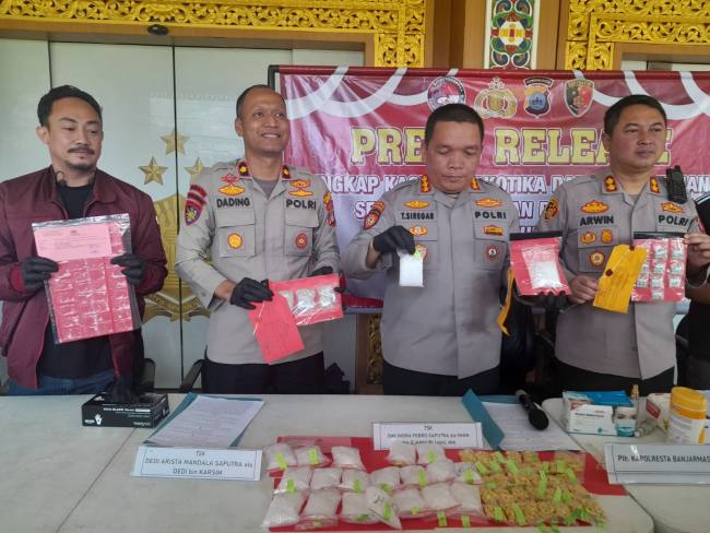 Plh Kapolresta Banjarmasin Kombes Pol Timbur RK Siregar didampingi Wakapolresta AKBP Arwin Amrih Wientama, Kasat Resnarkoba Kompol Syuaib Abdullah dan Kasat Polairud Kompol Dading Kalbu Adie, perlihatkan barang buklti narkotika, Selasa (7/4/2026). (SuarIndonesia/YI)