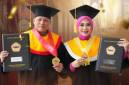 Kapolda Kalsel, Irjen Pol Dr Rosyanto Yudha Hermawan SH MH dan sang istri Dr Yeni Susanty SE.MM.MH, yang meraih gelar Doktor usai dikukuhkan bersama 1.258 orang lainnya pada Wisuda ke-129 Universitas Lambung Mangkurat (ULM) di Auditorium Banjarbaru, Kamis (9/4/2026). (SuarIndnesia/Ist