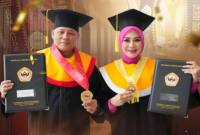 Kapolda Kalsel, Irjen Pol Dr Rosyanto Yudha Hermawan SH MH dan sang istri Dr Yeni Susanty SE.MM.MH, yang meraih gelar Doktor usai dikukuhkan bersama 1.258 orang lainnya pada Wisuda ke-129 Universitas Lambung Mangkurat (ULM) di Auditorium Banjarbaru, Kamis (9/4/2026). (SuarIndnesia/Ist