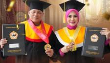Kapolda Kalsel, Irjen Pol Dr Rosyanto Yudha Hermawan SH MH dan sang istri Dr Yeni Susanty SE.MM.MH, yang meraih gelar Doktor usai dikukuhkan bersama 1.258 orang lainnya pada Wisuda ke-129 Universitas Lambung Mangkurat (ULM) di Auditorium Banjarbaru, Kamis (9/4/2026). (SuarIndnesia/Ist