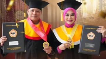 Kapolda Kalsel, Irjen Pol Dr Rosyanto Yudha Hermawan SH MH dan sang istri Dr Yeni Susanty SE.MM.MH, yang meraih gelar Doktor usai dikukuhkan bersama 1.258 orang lainnya pada Wisuda ke-129 Universitas Lambung Mangkurat (ULM) di Auditorium Banjarbaru, Kamis (9/4/2026). (SuarIndnesia/Ist