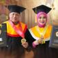 Kapolda Kalsel, Irjen Pol Dr Rosyanto Yudha Hermawan SH MH dan sang istri Dr Yeni Susanty SE.MM.MH, yang meraih gelar Doktor usai dikukuhkan bersama 1.258 orang lainnya pada Wisuda ke-129 Universitas Lambung Mangkurat (ULM) di Auditorium Banjarbaru, Kamis (9/4/2026). (SuarIndnesia/Ist