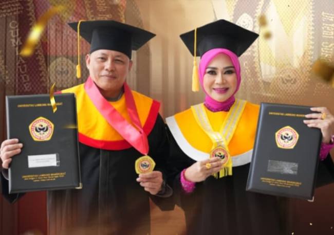 Kapolda Kalsel, Irjen Pol Dr Rosyanto Yudha Hermawan SH MH dan sang istri Dr Yeni Susanty SE.MM.MH, yang meraih gelar Doktor usai dikukuhkan bersama 1.258 orang lainnya pada Wisuda ke-129 Universitas Lambung Mangkurat (ULM) di Auditorium Banjarbaru, Kamis (9/4/2026). (SuarIndnesia/Ist