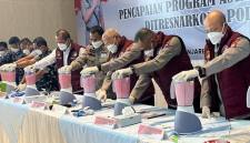 Kapolda Kalsel, Irjen Pol Dr Rosyanto Yudha Hermawan, bersama jajaran pemusnahan barang bukti narkotika, Senin (13/4/2026). (SuarIndonesia/ZI)