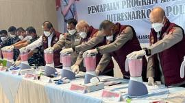 Kapolda Kalsel, Irjen Pol Dr Rosyanto Yudha Hermawan, bersama jajaran pemusnahan barang bukti narkotika, Senin (13/4/2026). (SuarIndonesia/ZI)