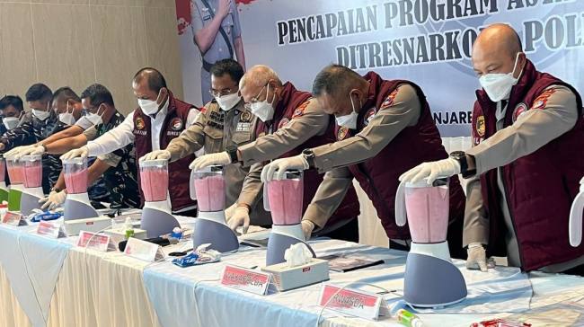 Kapolda Kalsel, Irjen Pol Dr Rosyanto Yudha Hermawan, bersama jajaran pemusnahan barang bukti narkotika, Senin (13/4/2026). (SuarIndonesia/ZI)