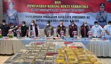 Kapolda Kalsel, Irjen Pol Dr Rosyanto Yudha Hermawan dalam konferensi pers pengungkapan kasus serta pemusnahan barang bukti, Senin (13/4/2026). (SuarIndonesia/ZI)