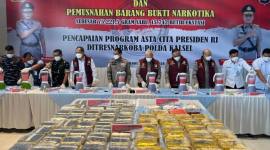 Kapolda Kalsel, Irjen Pol Dr Rosyanto Yudha Hermawan dalam konferensi pers pengungkapan kasus serta pemusnahan barang bukti, Senin (13/4/2026). (SuarIndonesia/ZI)