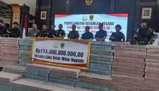 Kejaksaan Tinggi Kalimantan Barat (Kejati Kalbar) menggelar konprensi pers penanganan perkara dugaan tindak pidana korupsi tata kelola pertambangan bauksit periode 2017–2023. (ANTARA/Rendra Oxtora)