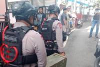 Dimawa anggota Sat Brimob Polda Kalsel bahan peledak Mortil yang ditemukan di Jalan Antasan Kecil Barat di Kampung Arab) Gang Ibu RT 13 Banjarmasin Tengah,, Kamis. (16/4/2026) (SuarIndonesia/DO).
