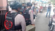 Dimawa anggota Sat Brimob Polda Kalsel bahan peledak Mortil yang ditemukan di Jalan Antasan Kecil Barat di Kampung Arab) Gang Ibu RT 13 Banjarmasin Tengah,, Kamis. (16/4/2026) (SuarIndonesia/DO).