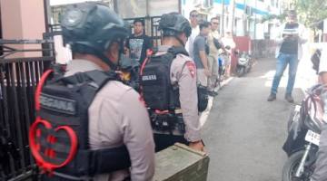 Dimawa anggota Sat Brimob Polda Kalsel bahan peledak Mortil yang ditemukan di Jalan Antasan Kecil Barat di Kampung Arab) Gang Ibu RT 13 Banjarmasin Tengah,, Kamis. (16/4/2026) (SuarIndonesia/DO).