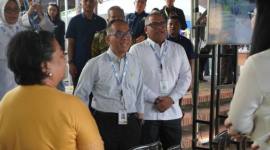 Ketua Umum Tim SNPMB 2026 Eduart Wolok (kanan) dan Menteri Pendidikan Tinggi, Sains dan Teknologi (Mendiktisaintek) Brian Yuliarto (kiri) saat meninjau pelaksanaan Ujian Tulis Berbasis Komputer Seleksi Nasional Berdasarkan Tes (UTBK-SNBT) hari pertama di Universitas Negeri Jakarta (UNJ), Selasa (21/4/2026). (UNJ)