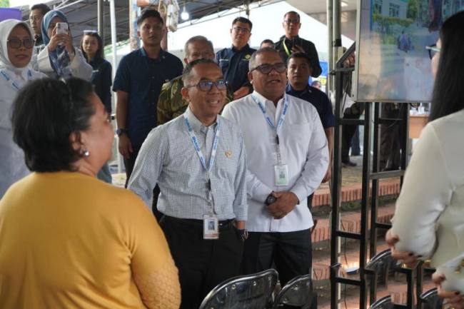 Ketua Umum Tim SNPMB 2026 Eduart Wolok (kanan) dan Menteri Pendidikan Tinggi, Sains dan Teknologi (Mendiktisaintek) Brian Yuliarto (kiri) saat meninjau pelaksanaan Ujian Tulis Berbasis Komputer Seleksi Nasional Berdasarkan Tes (UTBK-SNBT) hari pertama di Universitas Negeri Jakarta (UNJ), Selasa (21/4/2026). (UNJ)