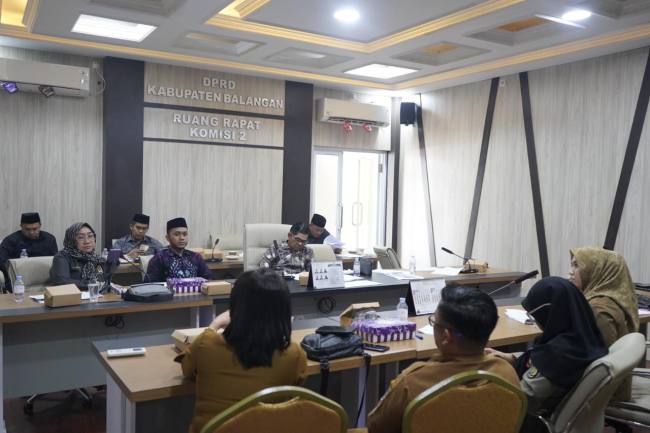 Komisi II DPRD Kabupaten Balangan menggelar rapat kerja bersama sejumlah SKPD. Foto : Istimewa