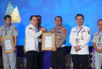Penghargaan dari Kakorlantas Polri, Irjen Pol Agus Suryonugroho diterima Direktur Lalu Lintas Polda Kalsel Kombes Pol Dr M Fahri Siregar, di Semarang, Rabu (22/4/2026).. SuarIndonesia/Ist)