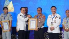 Penghargaan dari Kakorlantas Polri, Irjen Pol Agus Suryonugroho diterima Direktur Lalu Lintas Polda Kalsel Kombes Pol Dr M Fahri Siregar, di Semarang, Rabu (22/4/2026).. SuarIndonesia/Ist)