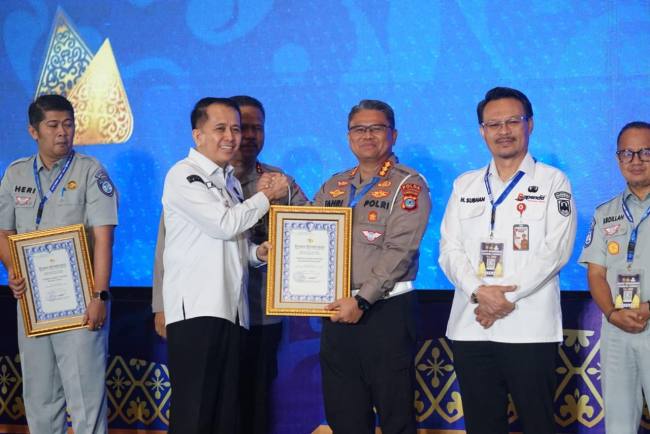 Penghargaan dari Kakorlantas Polri, Irjen Pol Agus Suryonugroho diterima Direktur Lalu Lintas Polda Kalsel Kombes Pol Dr M Fahri Siregar, di Semarang, Rabu (22/4/2026).. SuarIndonesia/Ist)