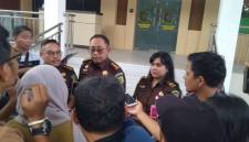 Kepala Kejaksaan Negeri Banjarmasin, Eko Reandra Wiranto, SH. MH melalui Kepala Seksi Intelijen, Ardian Junaedi SH MH didampingi Kepala Seksi Pidana Khusus (Kasi Pidsus) Mirzantio Ernanda SH. MH bersama Kasubsi (Kepala Subseksi) Penyidikan dan Pengendalian Operasi,  Renny Gladis Karina SH.MH. saat memerikan keternagan pers, Kamis (23/43/2026) (SuarIndonesia/ZI)